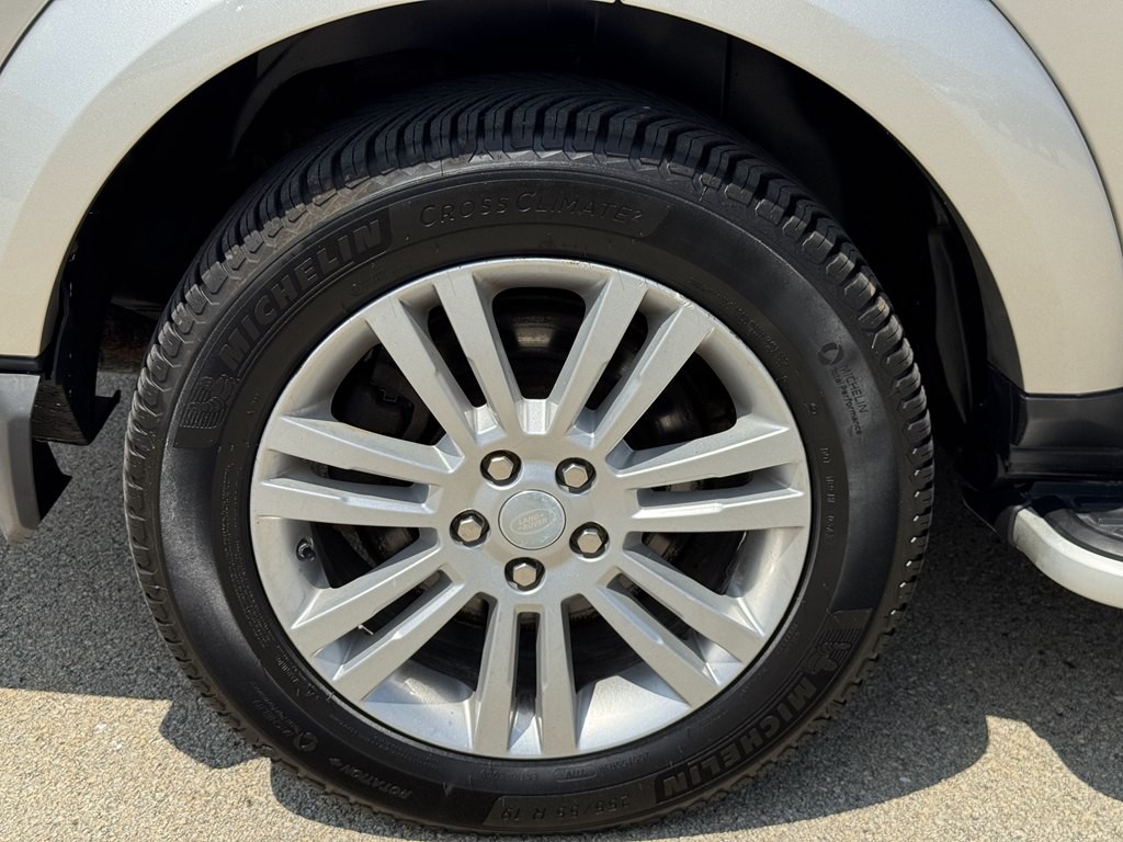 2016 Land Rover LR4 Image 12