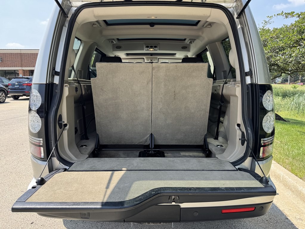 2016 Land Rover LR4 Image 16