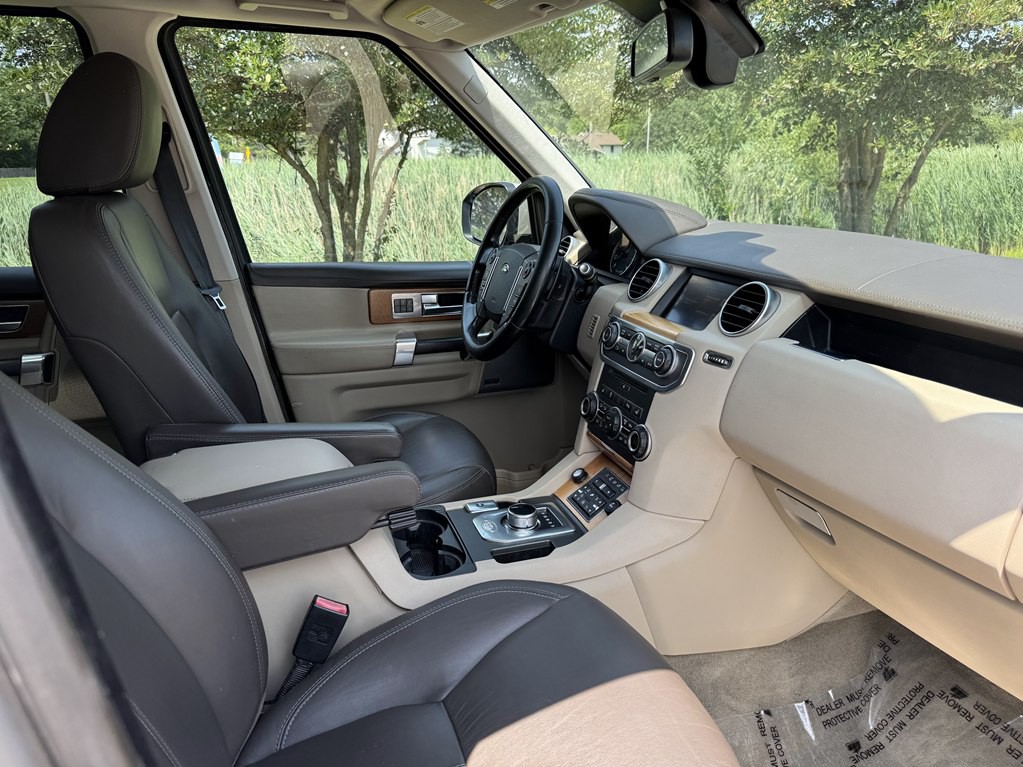 2016 Land Rover LR4 Image 18