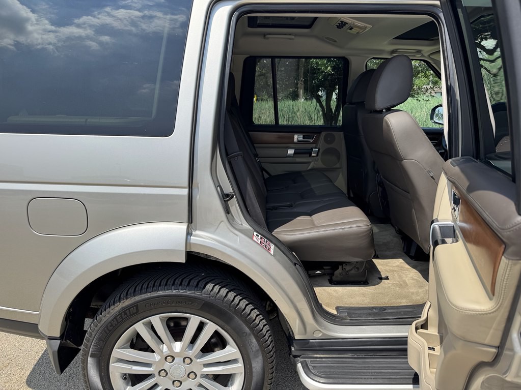 2016 Land Rover LR4 Image 25