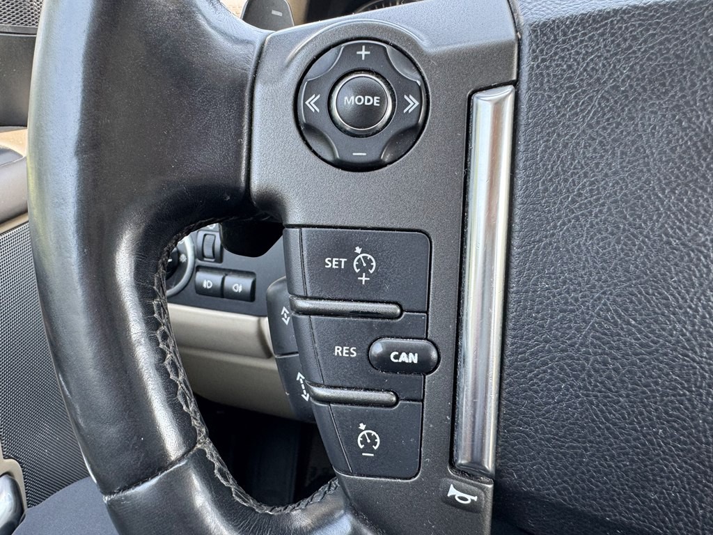 2016 Land Rover LR4 Image 28