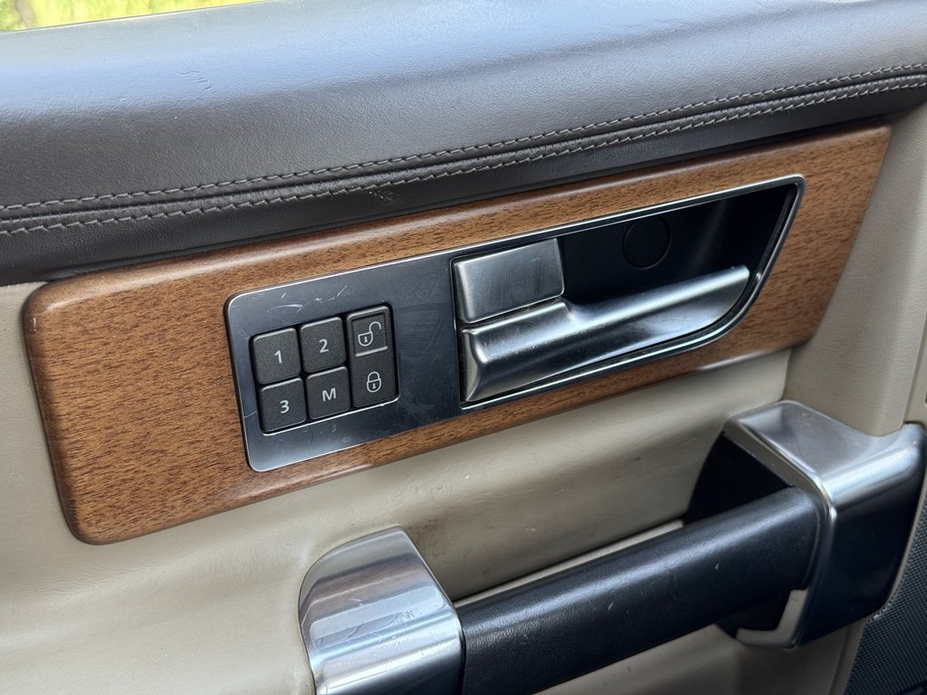 2016 Land Rover LR4 Image 30
