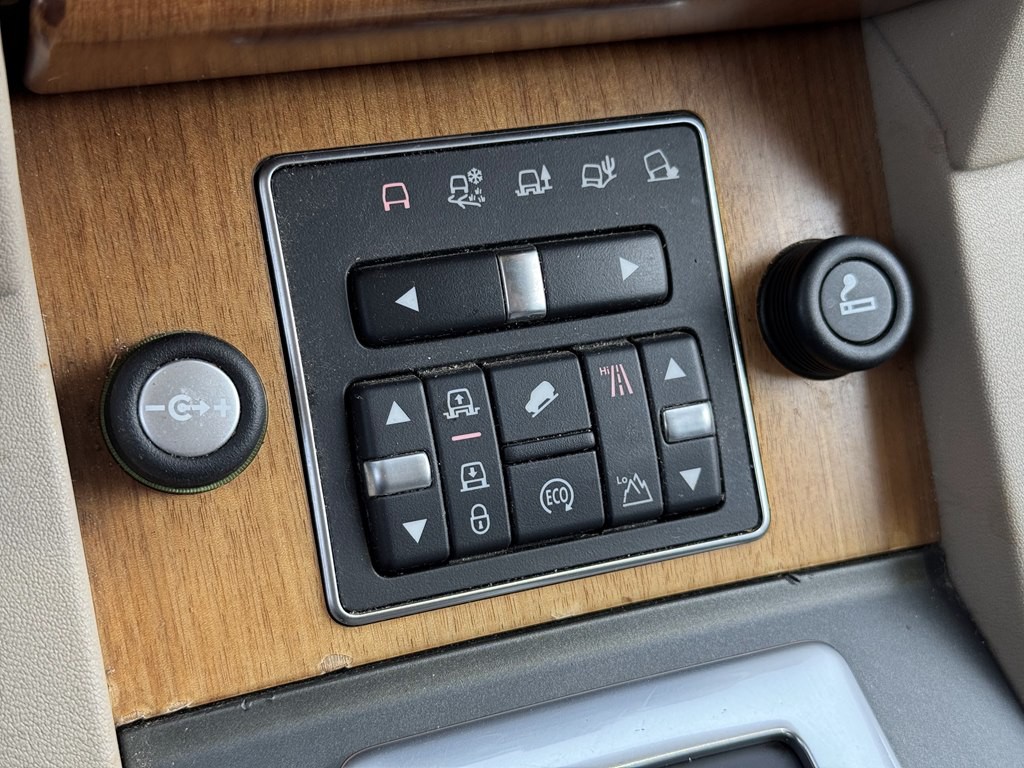 2016 Land Rover LR4 Image 36