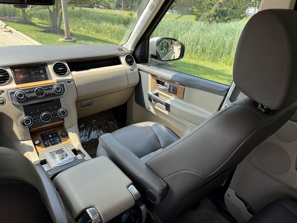 2016 Land Rover LR4 Image 43