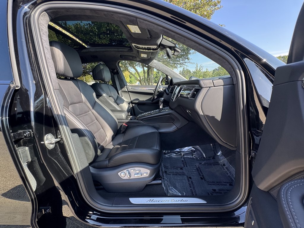 2016 Porsche Macan Image 25