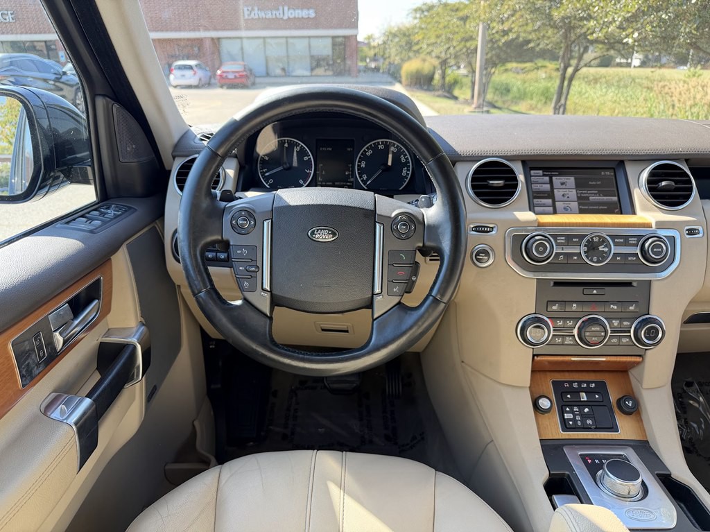 2015 Land Rover LR4 Image 18
