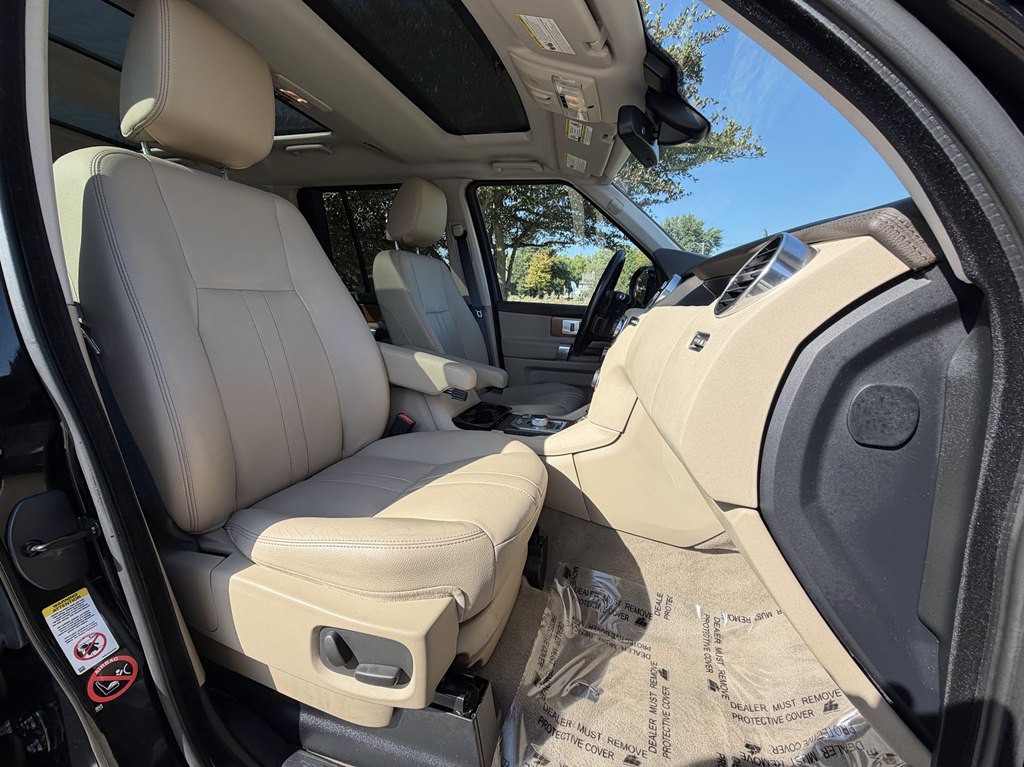 2015 Land Rover LR4 Image 22