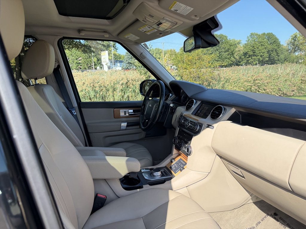2015 Land Rover LR4 Image 24