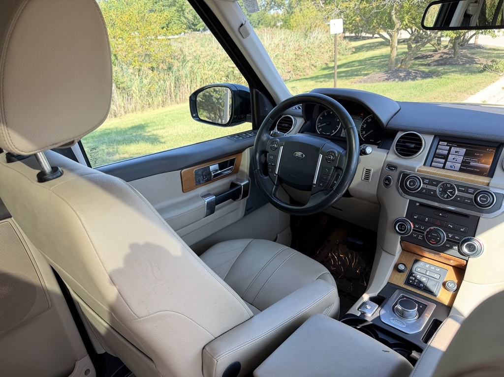 2015 Land Rover LR4 Image 25