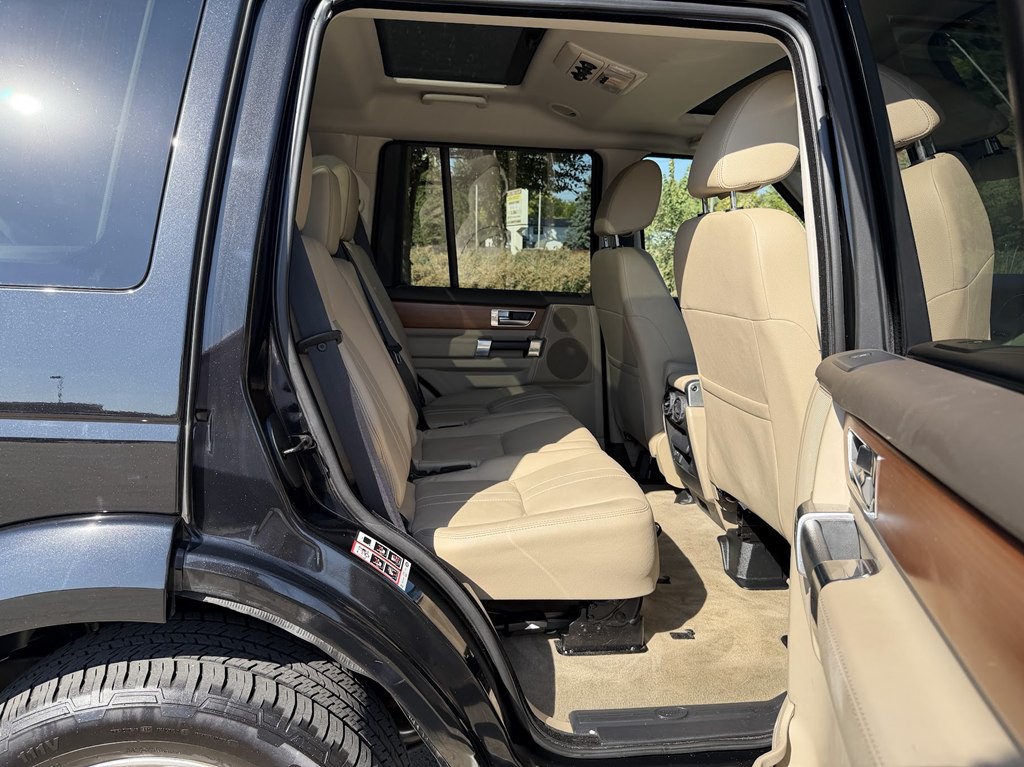2015 Land Rover LR4 Image 28