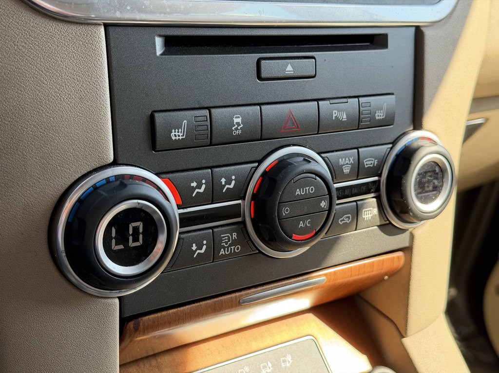 2015 Land Rover LR4 Image 32