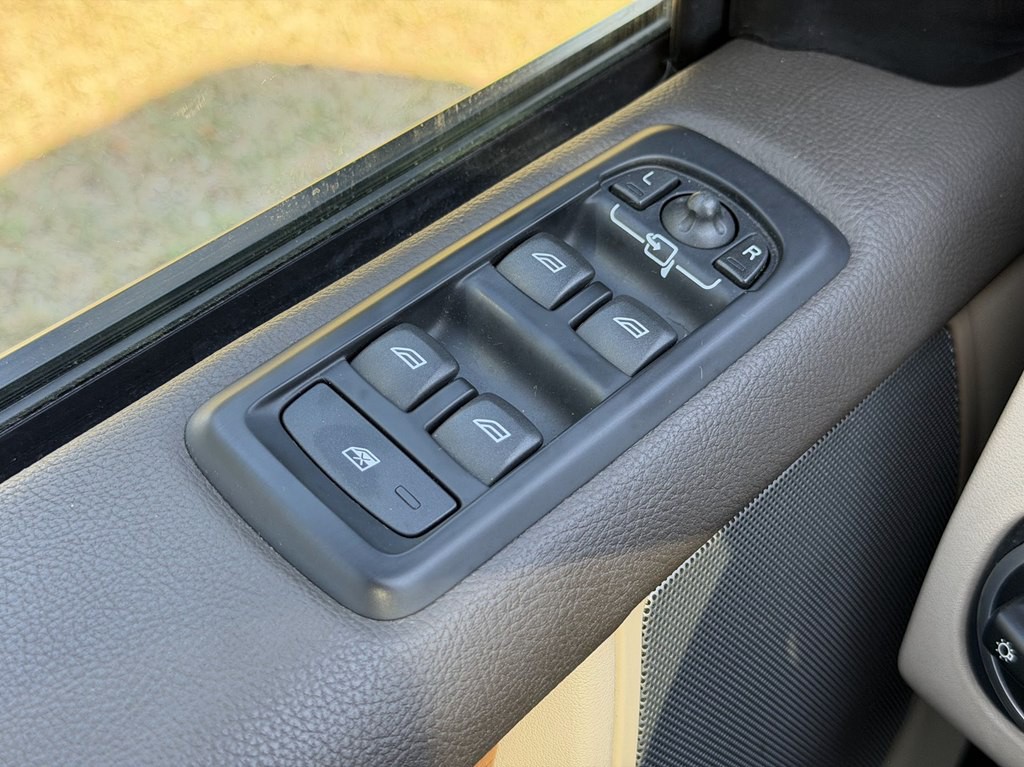 2015 Land Rover LR4 Image 35