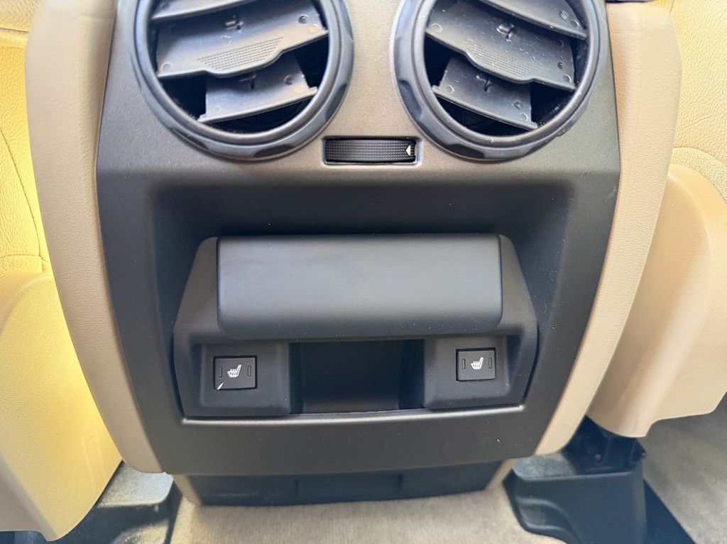2015 Land Rover LR4 Image 40