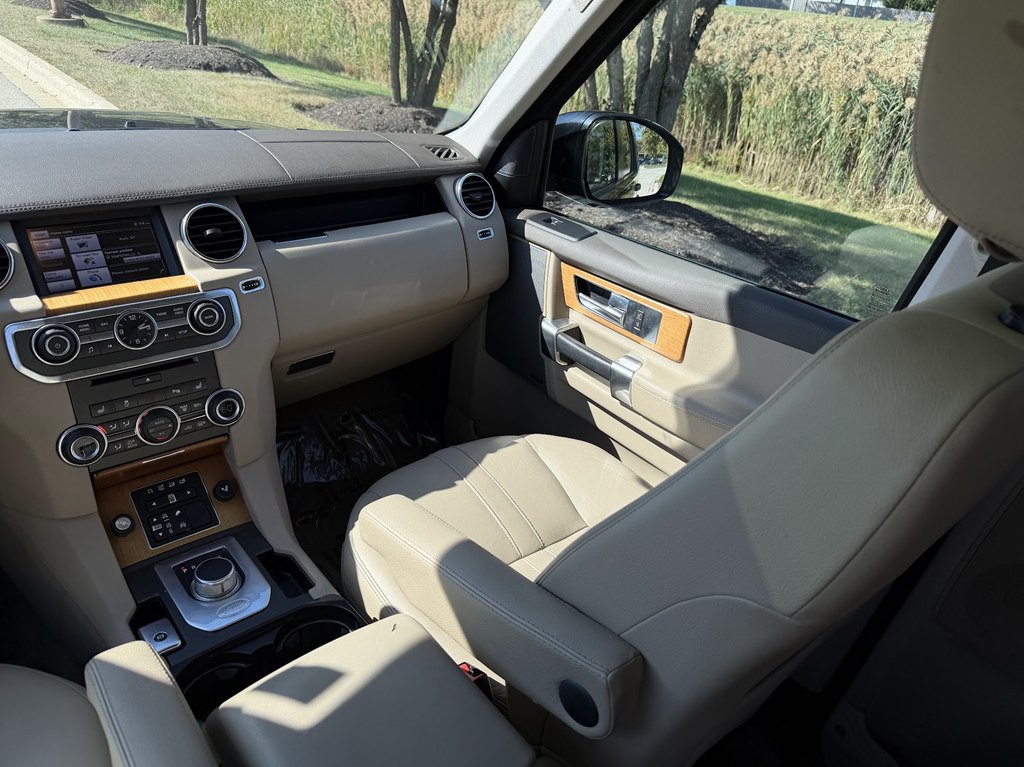 2015 Land Rover LR4 Image 41