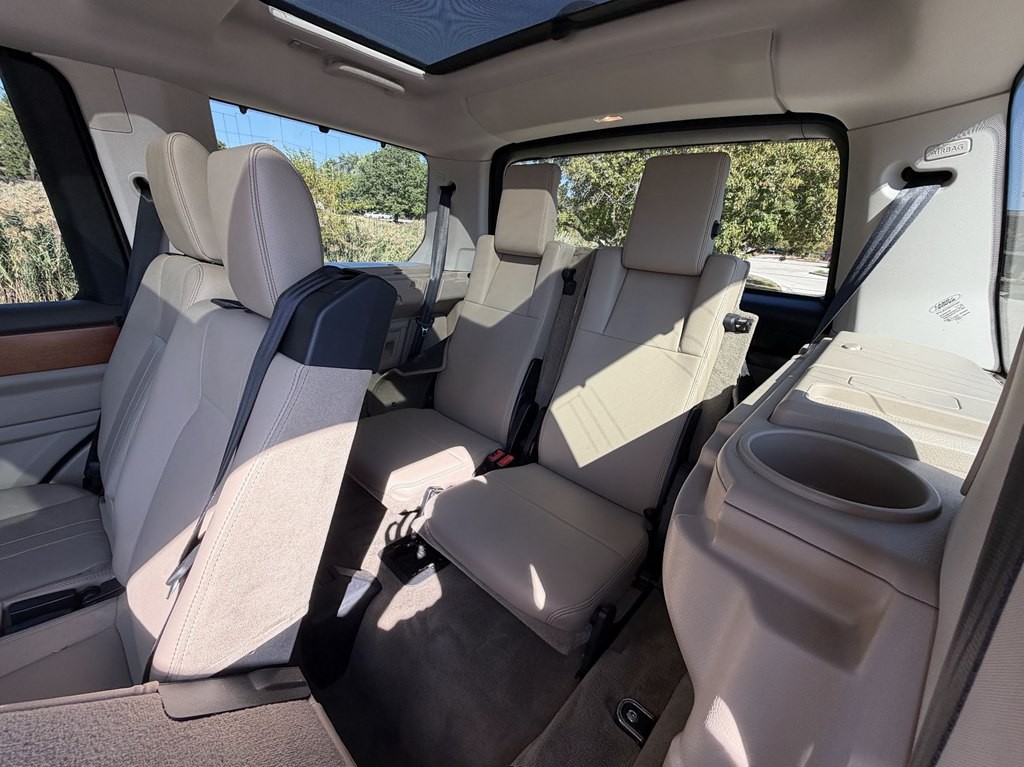 2015 Land Rover LR4 Image 42