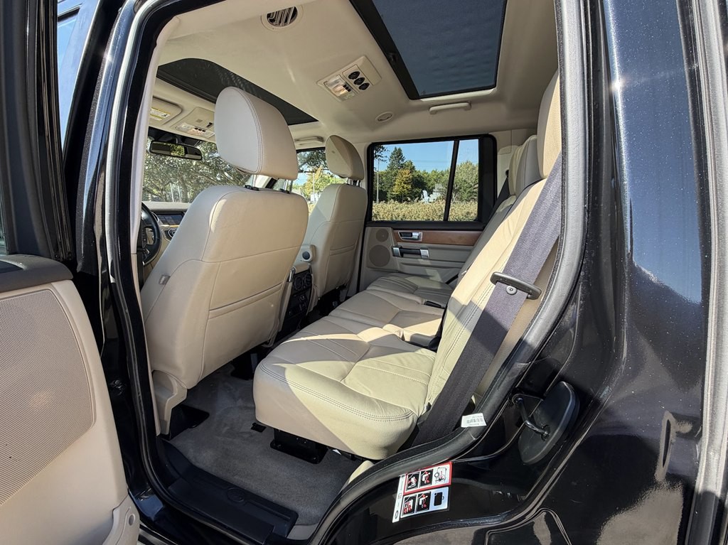 2015 Land Rover LR4 Image 44