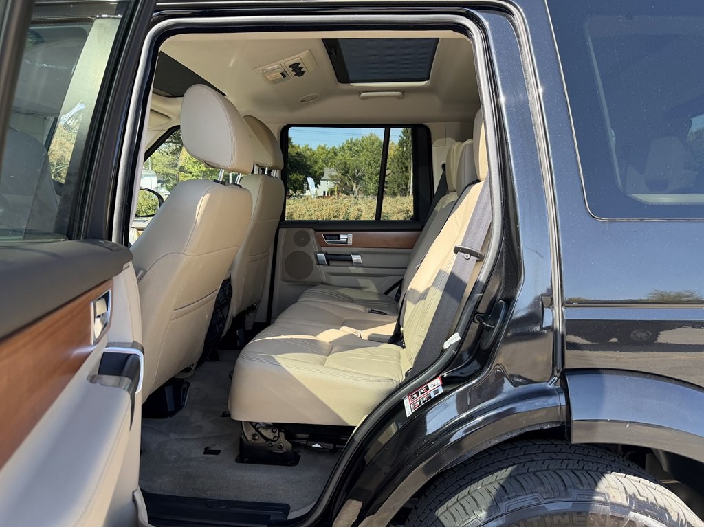 2015 Land Rover LR4 Image 45