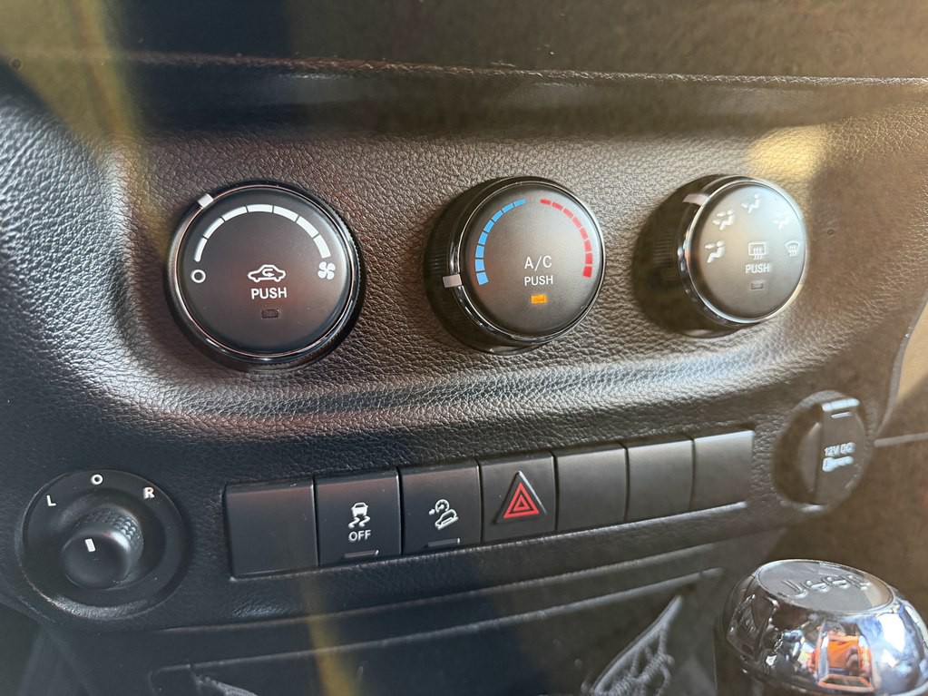 2012 Jeep Wrangler Image 28