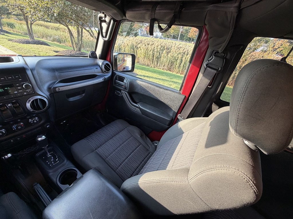 2012 Jeep Wrangler Image 34