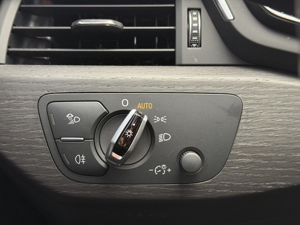 2017 Audi A4 Image 32