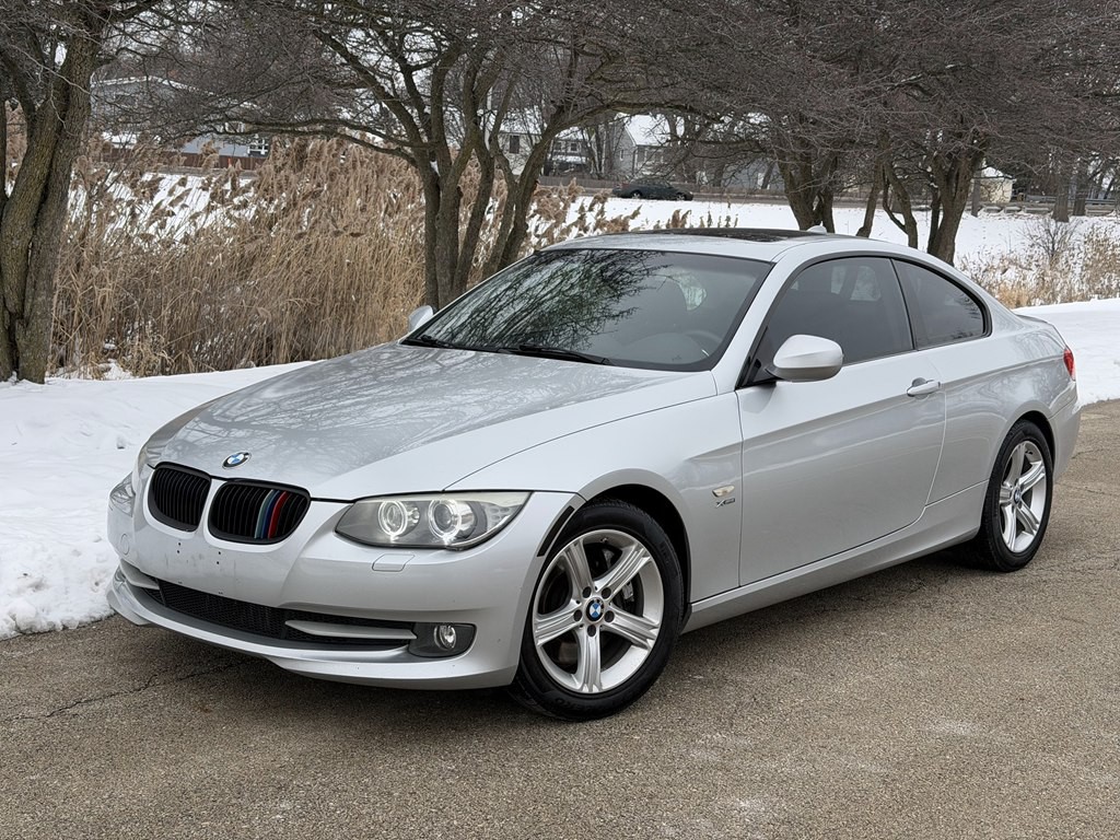 2011 BMW 3 Series Image 1