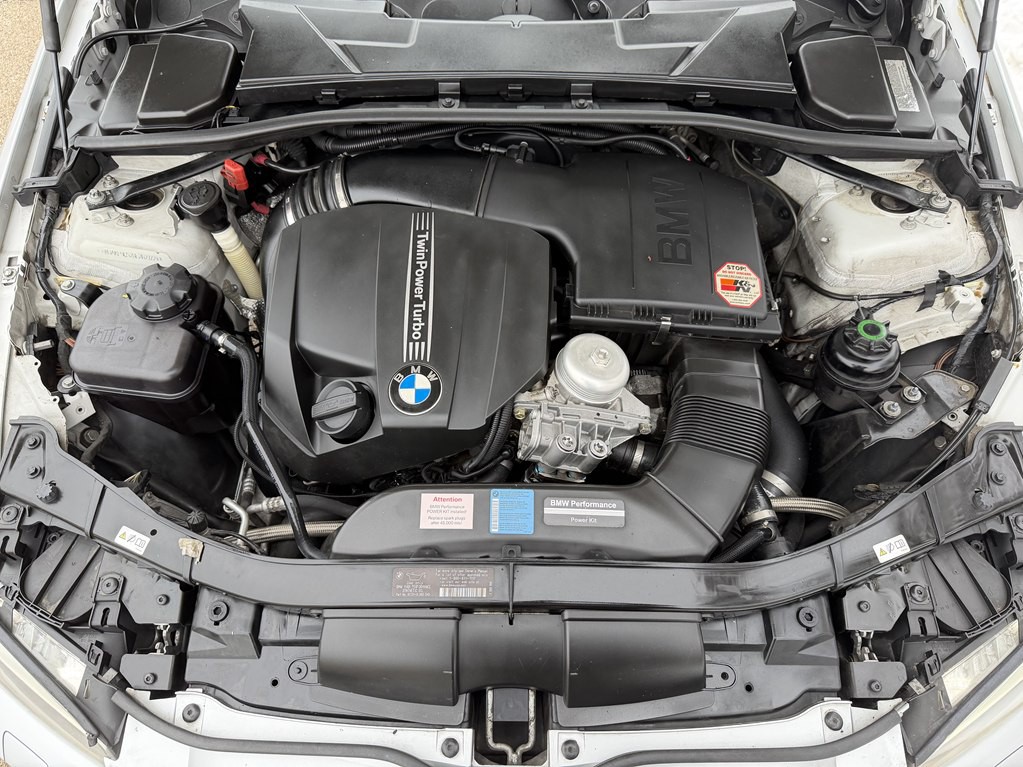 2011 BMW 3 Series Image 17