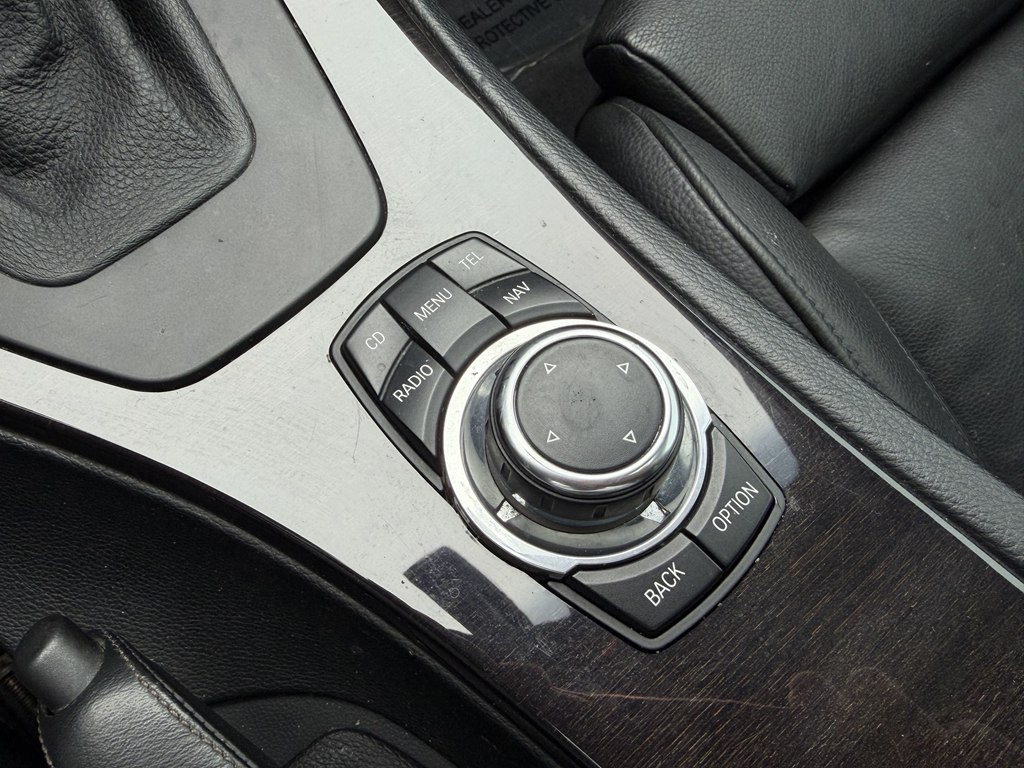 2011 BMW 3 Series Image 32