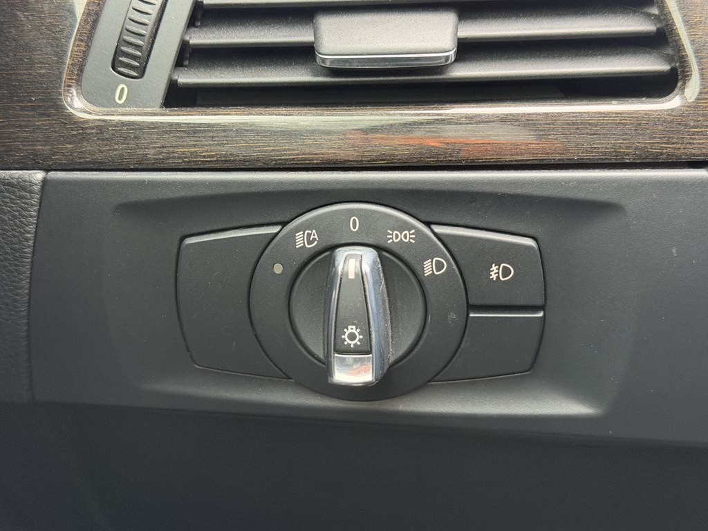 2011 BMW 3 Series Image 33