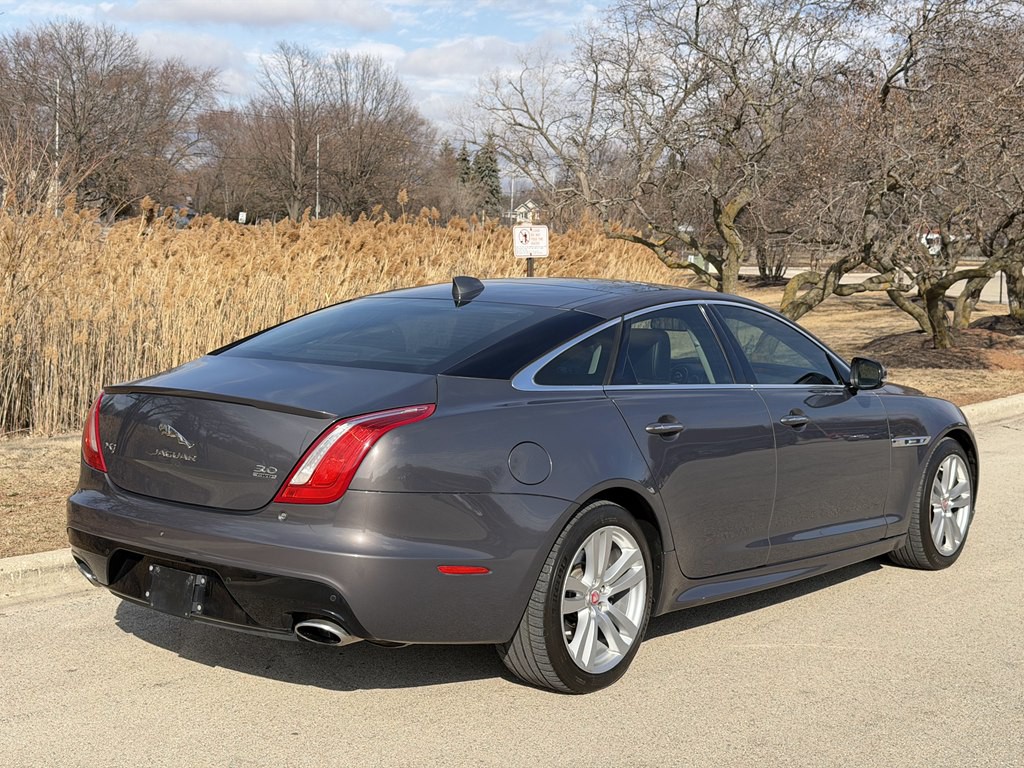 2016 Jaguar XJ Image 2