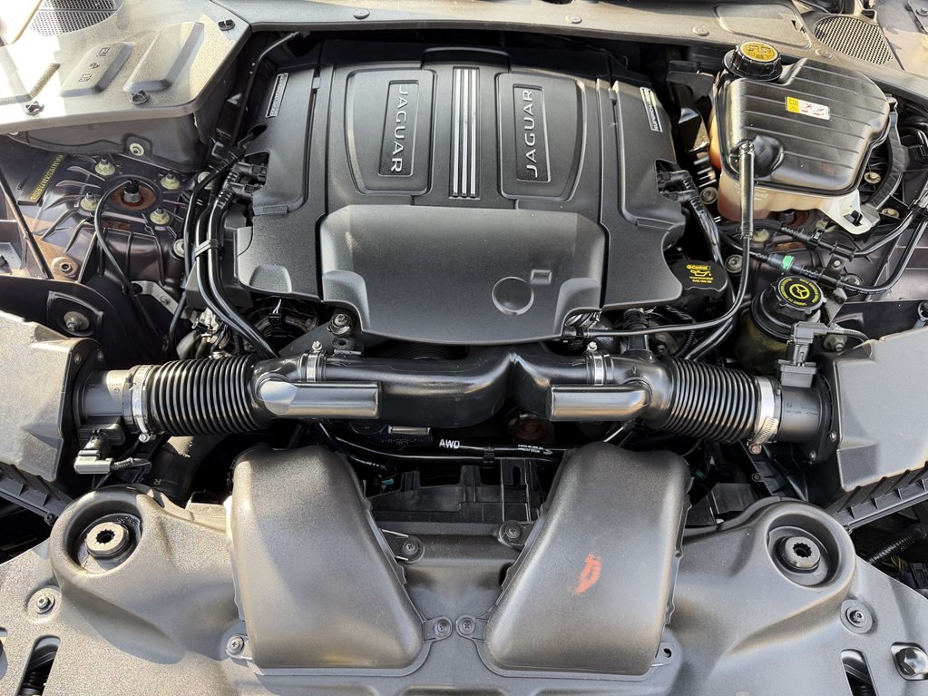 2016 Jaguar XJ Image 16