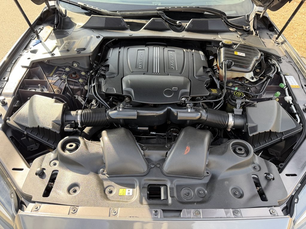 2016 Jaguar XJ Image 17