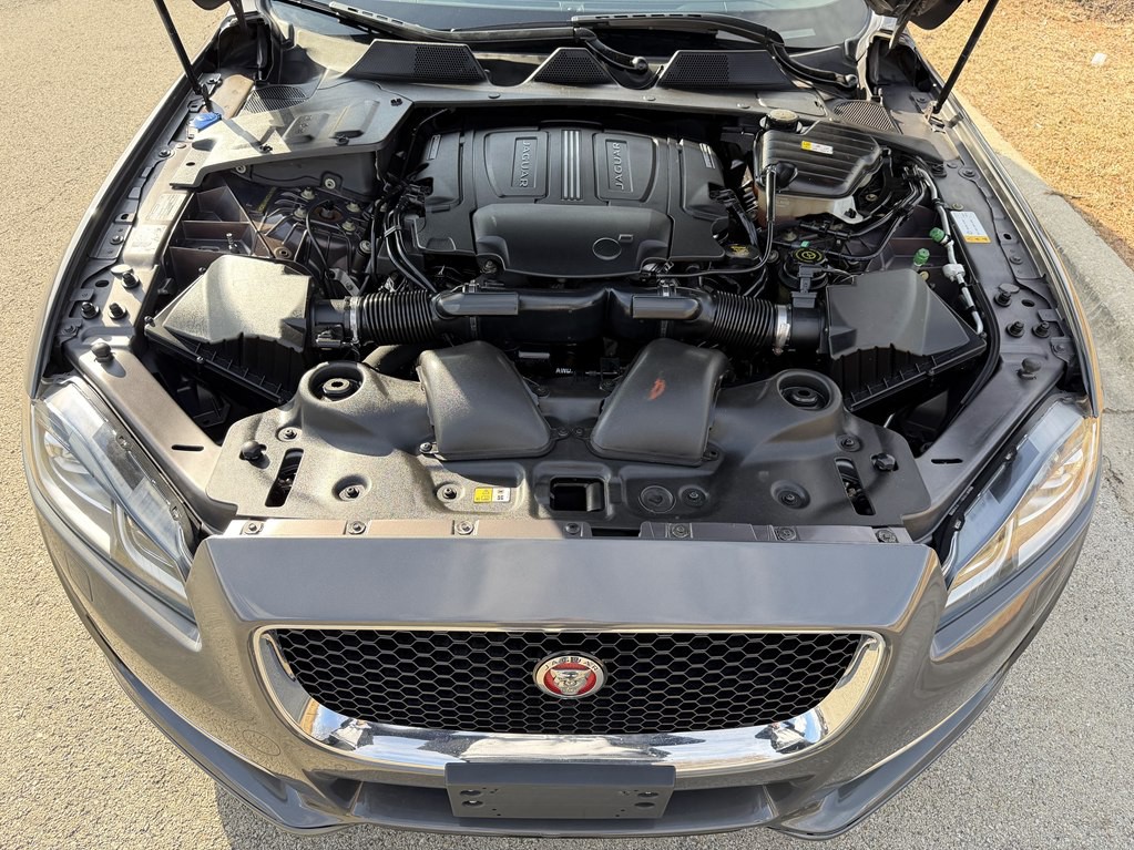 2016 Jaguar XJ Image 18