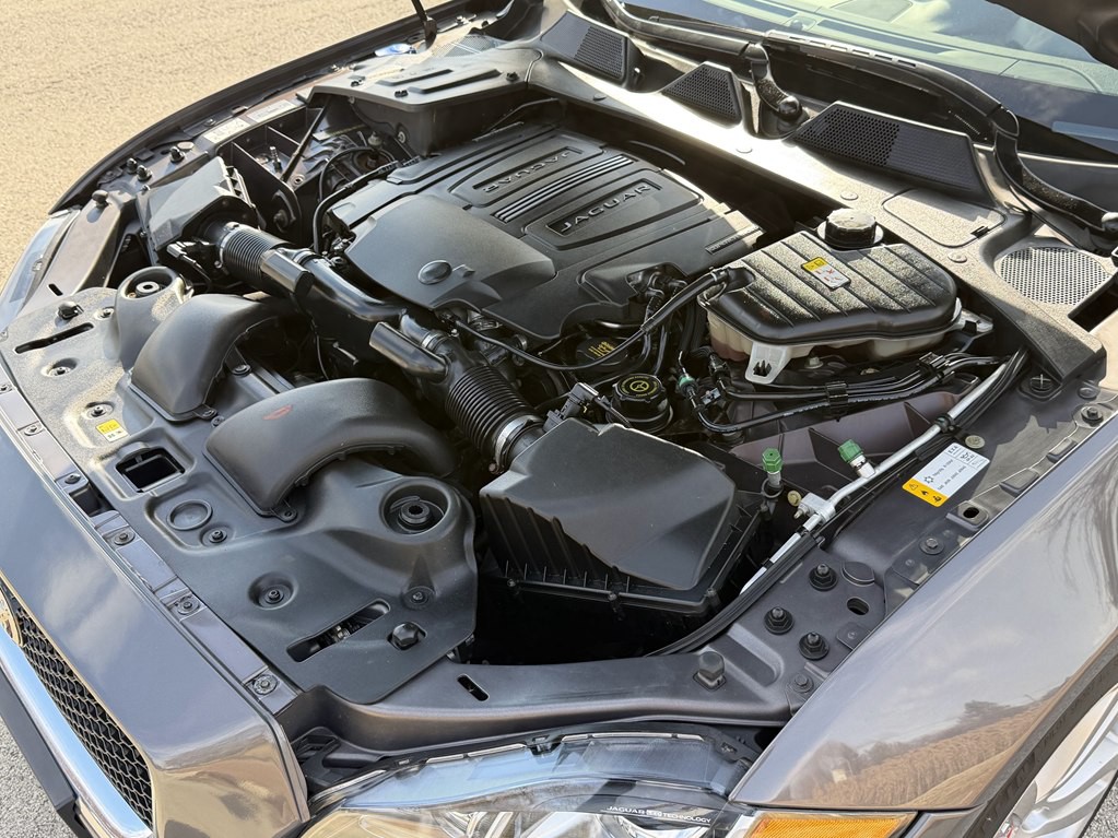 2016 Jaguar XJ Image 19