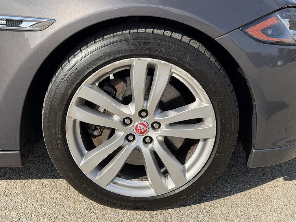 2016 Jaguar XJ Image 20