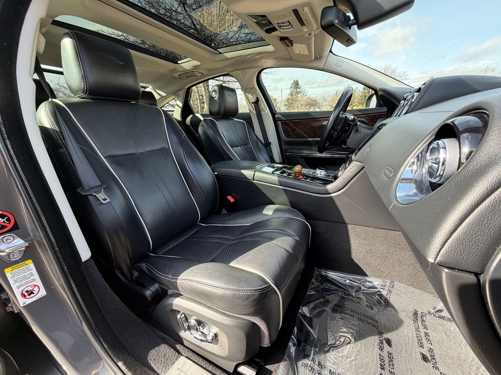 2016 Jaguar XJ Image 25
