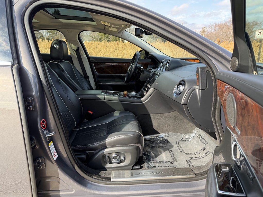 2016 Jaguar XJ Image 26