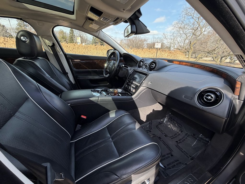 2016 Jaguar XJ Image 27