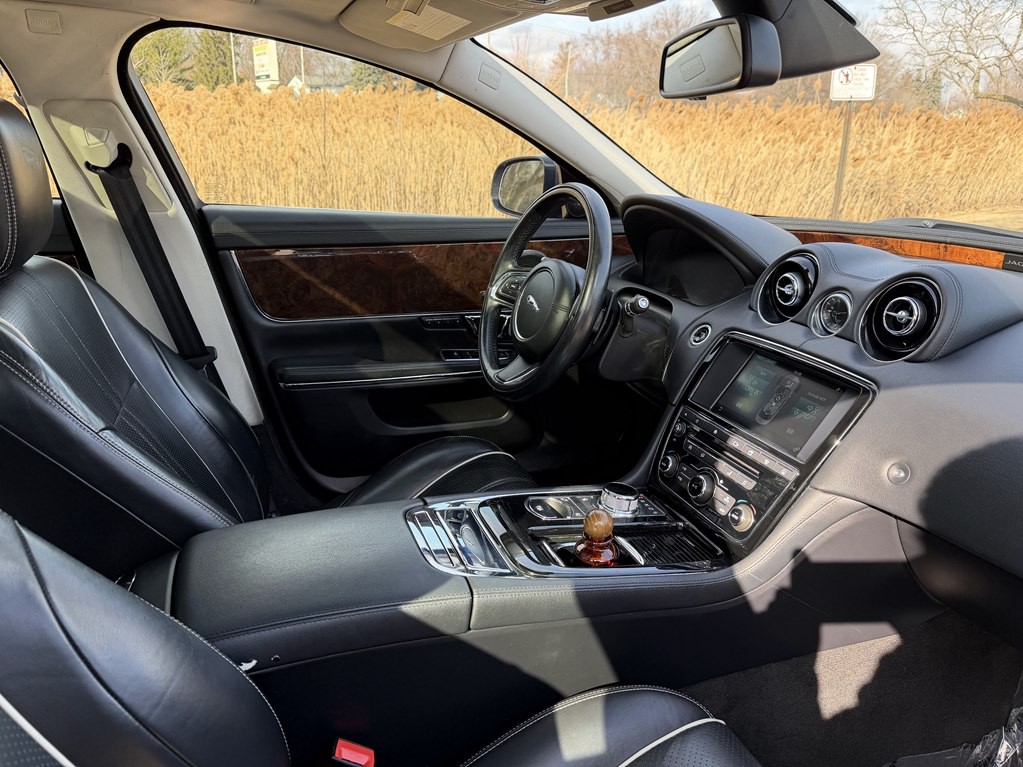2016 Jaguar XJ Image 28