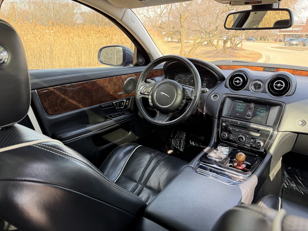 2016 Jaguar XJ Image 29