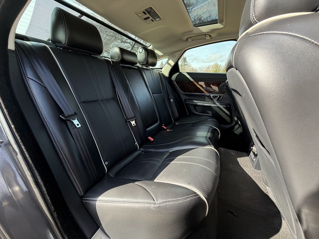 2016 Jaguar XJ Image 30
