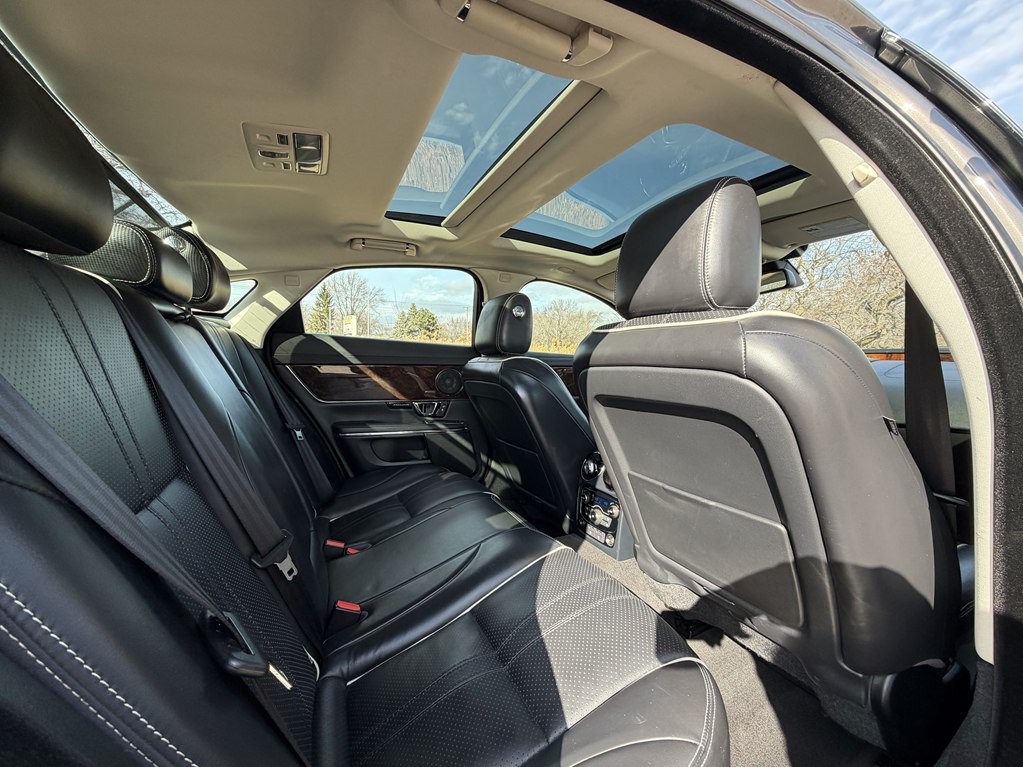 2016 Jaguar XJ Image 31