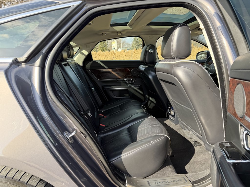 2016 Jaguar XJ Image 32