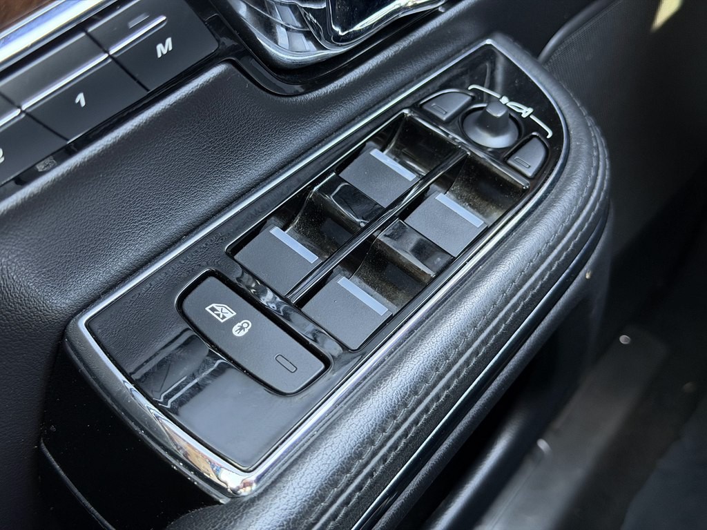 2016 Jaguar XJ Image 36