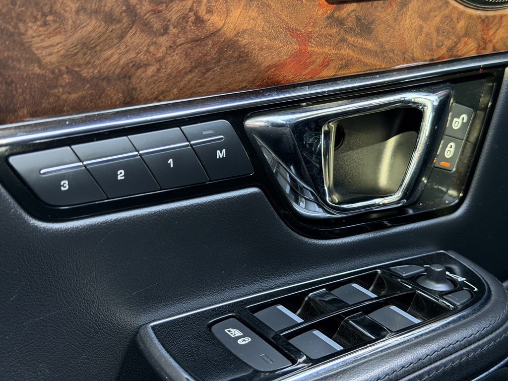 2016 Jaguar XJ Image 37