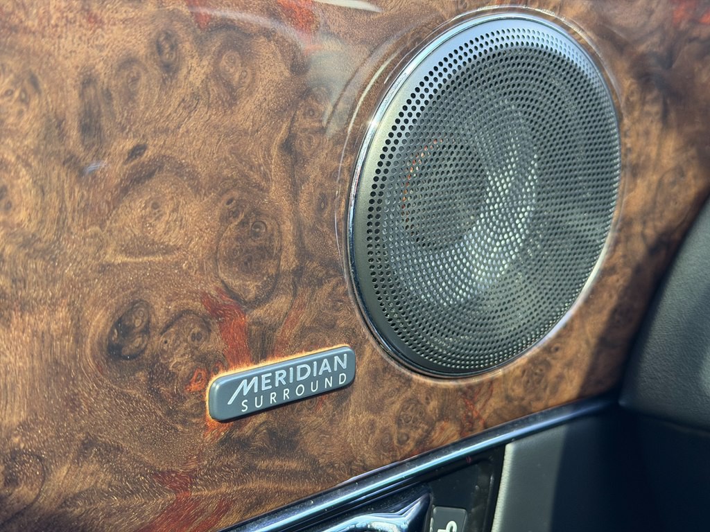 2016 Jaguar XJ Image 38