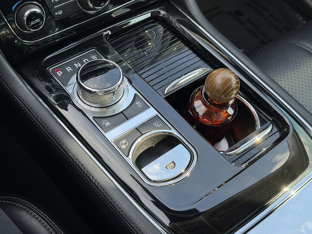 2016 Jaguar XJ Image 46