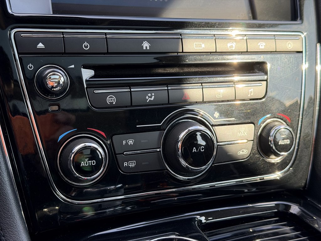 2016 Jaguar XJ Image 48