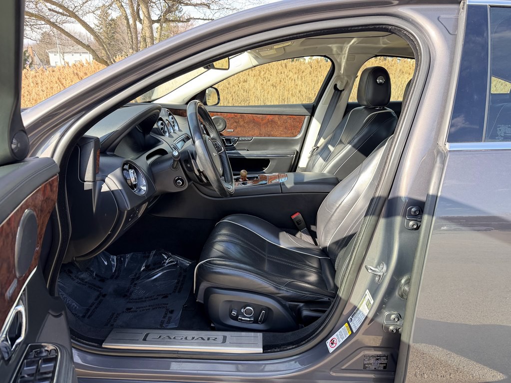 2016 Jaguar XJ Image 57