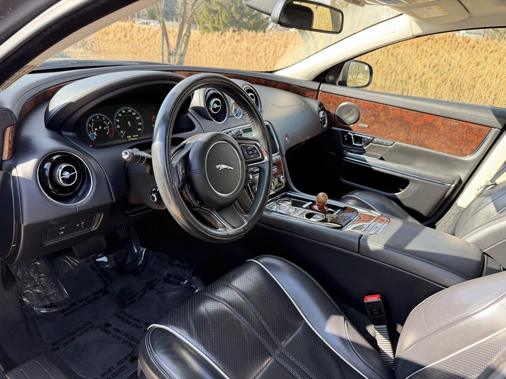 2016 Jaguar XJ Image 58