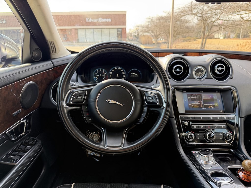 2016 Jaguar XJ Image 60
